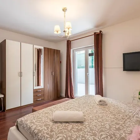 Apartment Dalmatian 230m2 With Pool And Garden Near The Old Town For Families