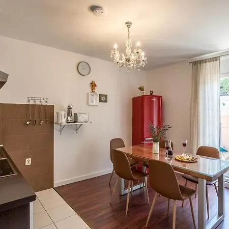 Dalmatian 230m2 With Pool And Garden Near The Old Town For Families Split