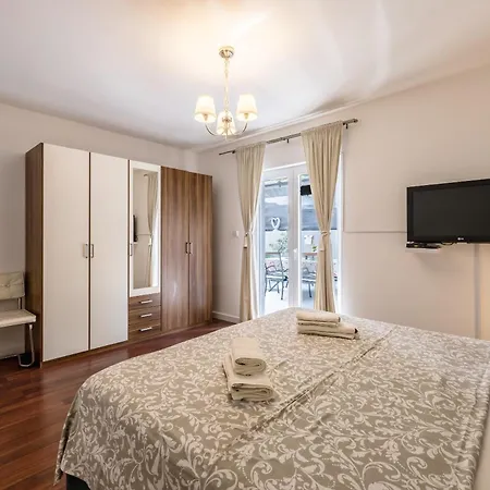 Appartement Dalmatian 230m2 With Pool And Garden Near The Old Town For Families Split