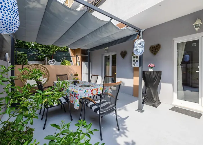 Dalmatian 230m2 With Pool And Garden Near The Old Town For Families Split