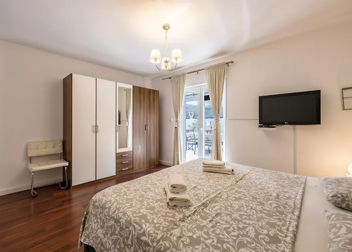 Apartament Dalmatian 230m2 With Pool And Garden Near The Old Town For Families Split