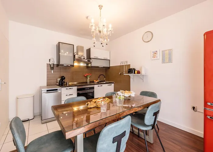 Dalmatian 230m2 With Pool And Garden Near The Old Town For Families Apartament Split