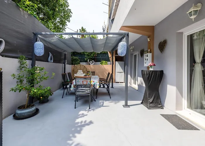 Dalmatian 230m2 With Pool And Garden Near The Old Town For Families Split